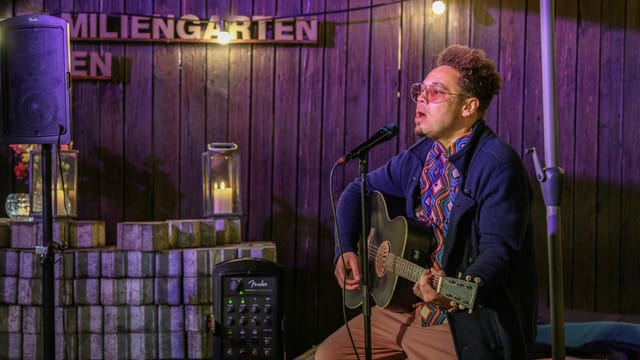 Mann spielt Gitarre Mann spielt Gitarre