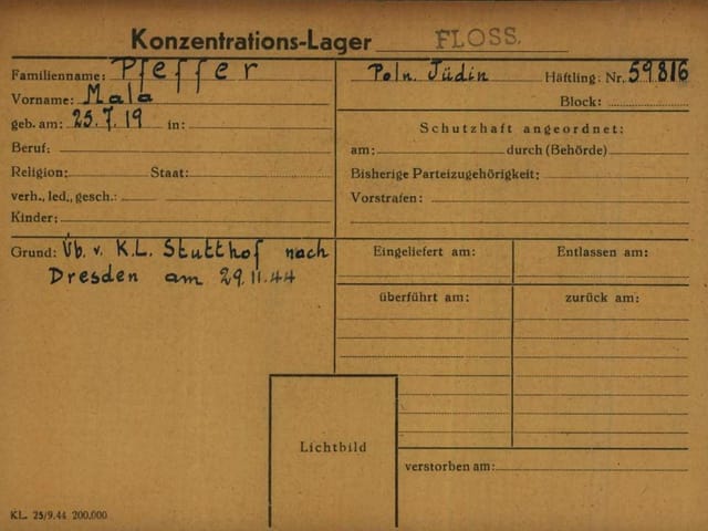 Eine alte Akte aus dem KZ Flossenbürg auf vergilbtem Papier. Eine alte Akte aus dem KZ Flossenbürg auf vergilbtem Papier.