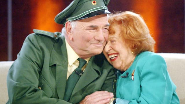 2003 zeigte sich Peter Falk bei Thomas Gottschalk in Wetten, dass..? eines der letzten Male in der Öffentlichkeit. 2003 zeigte sich Peter Falk bei Thomas Gottschalk in Wetten, dass..? eines der letzten Male in der Öffentlichkeit.