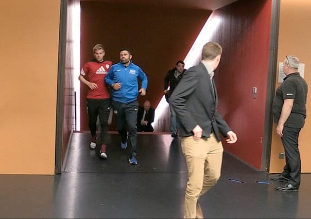 FCZ-Trainer Uli Forte verlässt fluchtartig rennend die Letzigrund-Katakomben. FCZ-Trainer Uli Forte verlässt fluchtartig rennend die Letzigrund-Katakomben.
