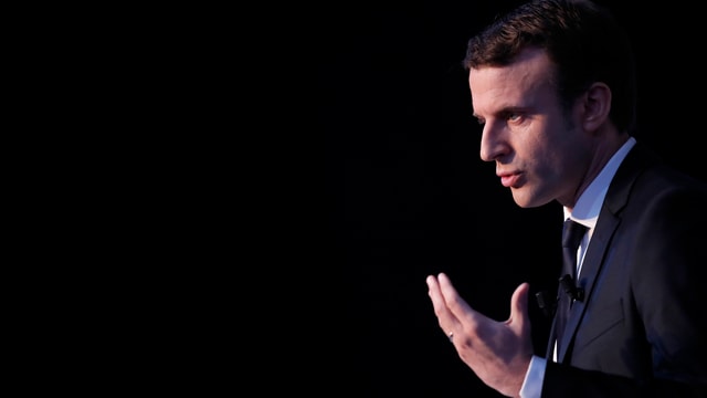Macron von der Seite aufgenommen, vor schwarzem Hintergrund. Macron von der Seite aufgenommen, vor schwarzem Hintergrund.