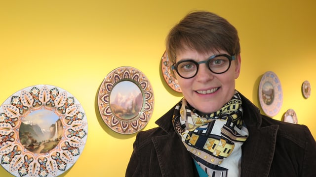 Lilian Raselli vor Veduttentellern an der Wand Lilian Raselli vor Veduttentellern an der Wand