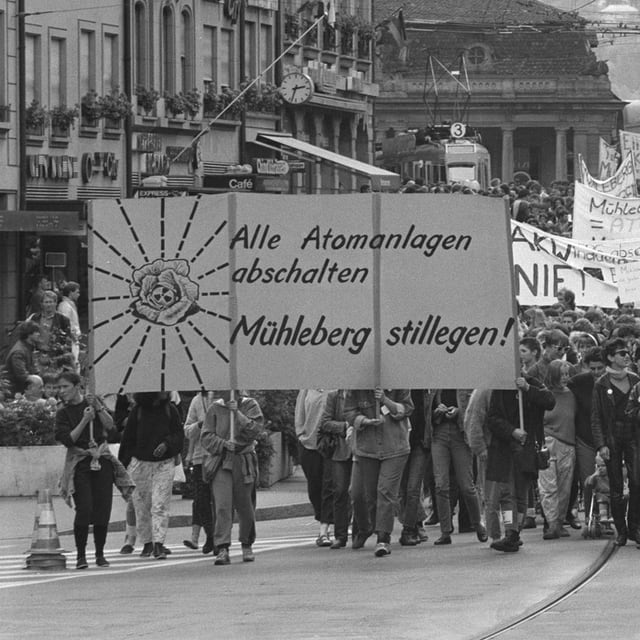 Ein Schwarzweissbild einer Demo Ein Schwarzweissbild einer Demo