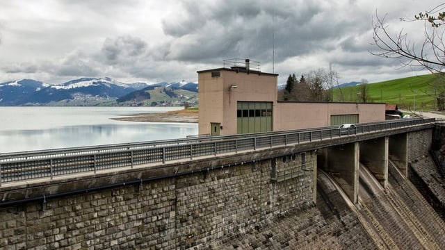 Gebäude auf Staudamm. Gebäude auf Staudamm.