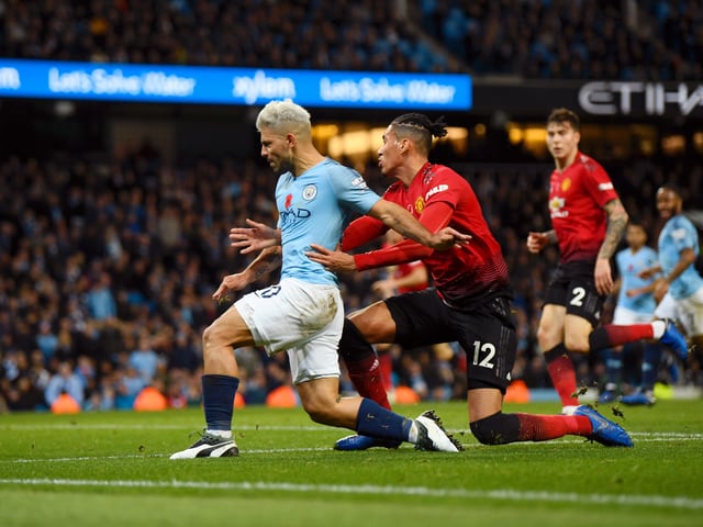 Chris Smalling kommt im ersten Manchester-Derby gegen Sergio Agüero zu spät. Chris Smalling kommt im ersten Manchester-Derby gegen Sergio Agüero zu spät.