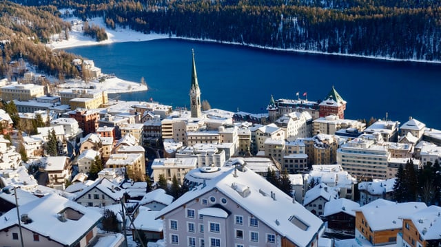Blick von der Cantarella auf St. Moritz und den weitgehend eisfreien St. Moritzersee. Blick von der Cantarella auf St. Moritz und den weitgehend eisfreien St. Moritzersee.