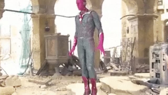 Ein animiertes GIF zeigt, wie die Sprünge von Superhelden ohne die Hilfe des Computers aussehen – lächerlich, einfach nur lächerlich! Ein animiertes GIF zeigt, wie die Sprünge von Superhelden ohne die Hilfe des Computers aussehen – lächerlich, einfach nur lächerlich!