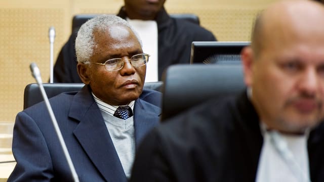 Muthaura sitzt schweigend im Gerichtssaal in Den Haag. Bild von 2011. Muthaura sitzt schweigend im Gerichtssaal in Den Haag. Bild von 2011.