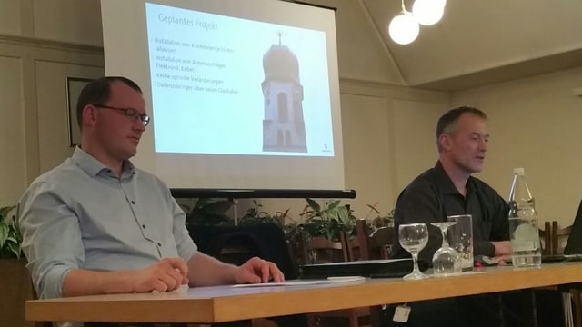 Gemeindepräsident Renato Truniger, links, und Swisscom-Vertreter Jakob Meier an der Infoveranstaltung am Mittwochabend in Mosnang. Gemeindepräsident Renato Truniger, links, und Swisscom-Vertreter Jakob Meier an der Infoveranstaltung am Mittwochabend in Mosnang.