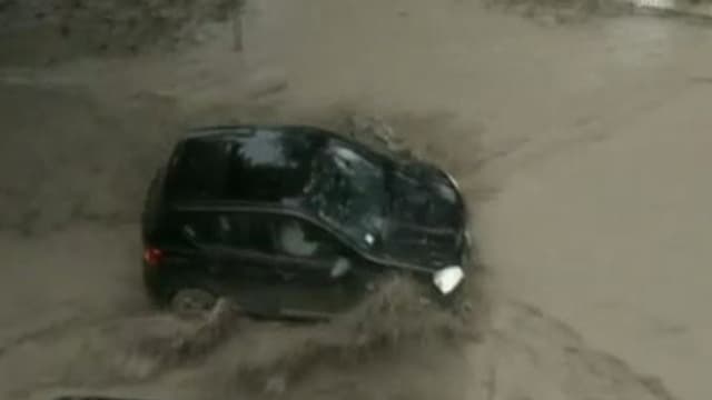 Auto kämpft sich durch Wassermassen Auto kämpft sich durch Wassermassen