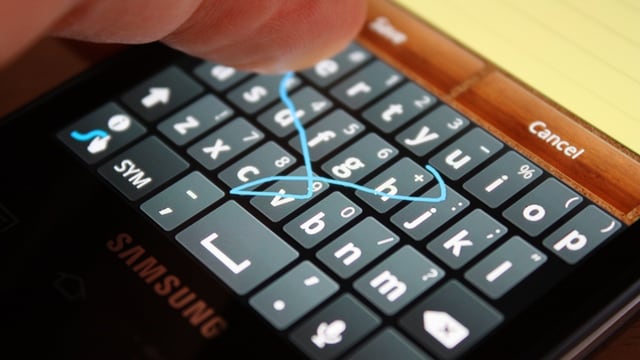 Eine Linie auf der Tastatur zeigt den Weg des Fingers an. Eine Linie auf der Tastatur zeigt den Weg des Fingers an.