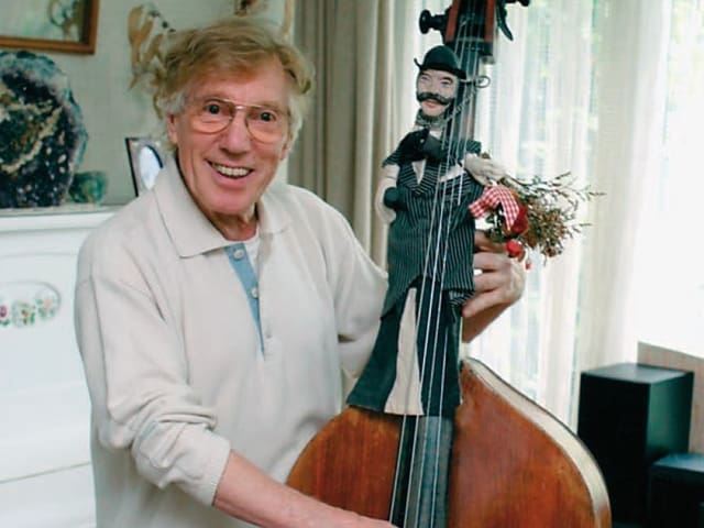 Hans Blum mit Kontrabass. Hans Blum mit Kontrabass.