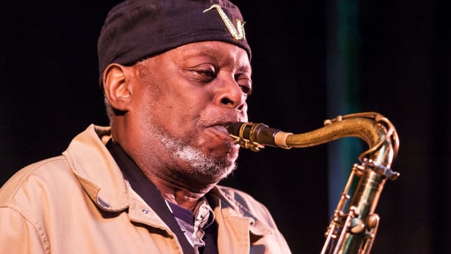 Dewey Redman spielt Saxofon Dewey Redman spielt Saxofon