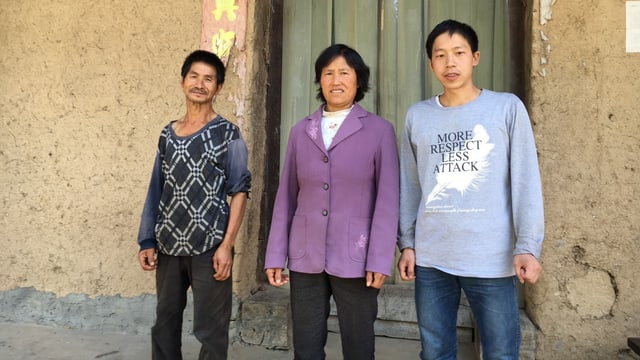 Familie Gao, Mutter (mitte), Sohn, (rechts), Onkel (links) Familie Gao, Mutter (mitte), Sohn, (rechts), Onkel (links)