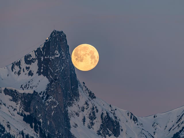 Vollmond neben Gipfel