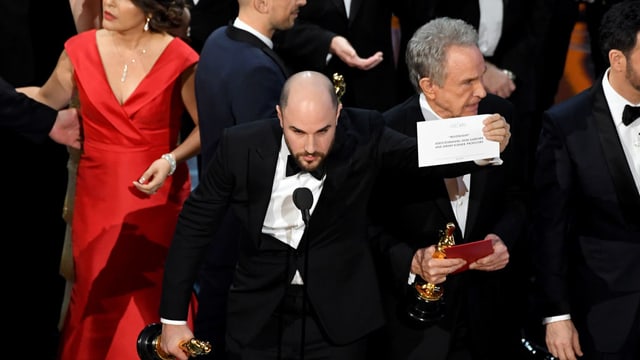 «La La Land» Produzent Jordan Horowitz zeigt die Karte auf der Sieger «Moonlight steht. «La La Land» Produzent Jordan Horowitz zeigt die Karte auf der Sieger «Moonlight steht.