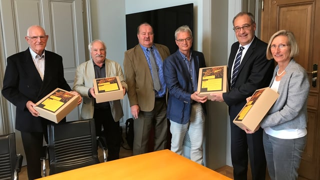 Vertreter des Schutzverbandes übergeben Bundesrat Guy Parmelin die Unterschriften. Vertreter des Schutzverbandes übergeben Bundesrat Guy Parmelin die Unterschriften.