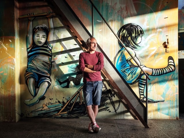 MAAM-Gründer Giorgio de Finis lehnt gegen eine Wand, auf die zwei Mädchen gesprayt sind. MAAM-Gründer Giorgio de Finis lehnt gegen eine Wand, auf die zwei Mädchen gesprayt sind.
