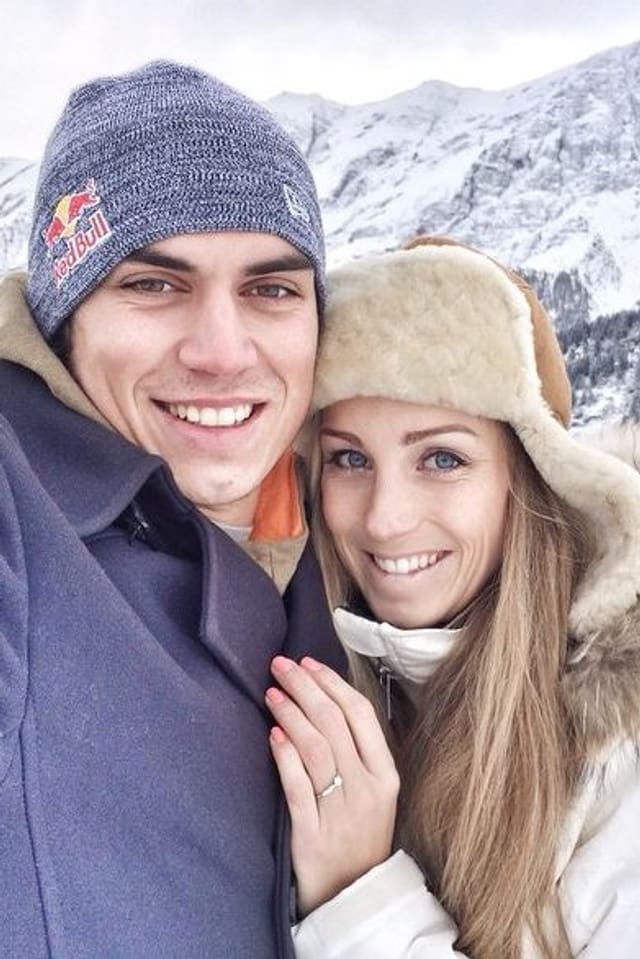 Sarah Pedrett und Elias Ambühl im Schnee Arm in Arm und glücklich Sarah Pedrett und Elias Ambühl im Schnee Arm in Arm und glücklich