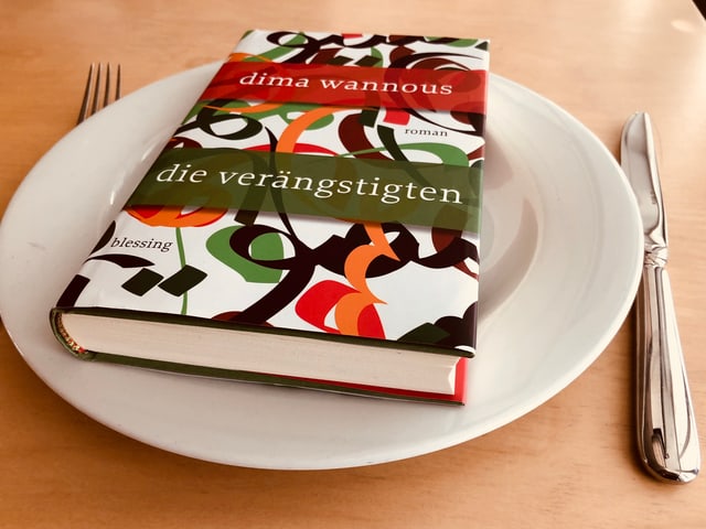 «Die Verängstigten» liegt auf einem weissen Teller. Messer und Gabel daneben. «Die Verängstigten» liegt auf einem weissen Teller. Messer und Gabel daneben.