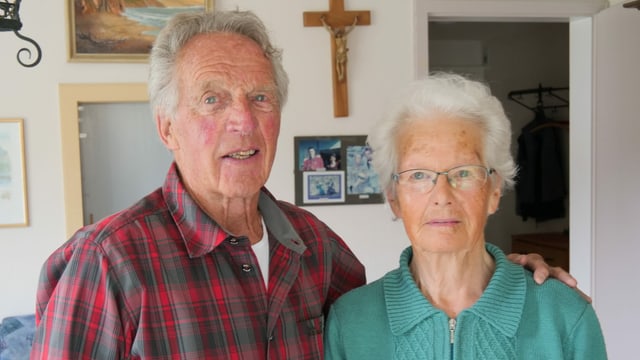 Ludwig Regli umarmt seine Frau Berta Regli Ludwig Regli umarmt seine Frau Berta Regli