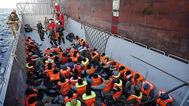 Flüchtlinge werden von der Küstenwache gerettet. Flüchtlinge werden von der Küstenwache gerettet.
