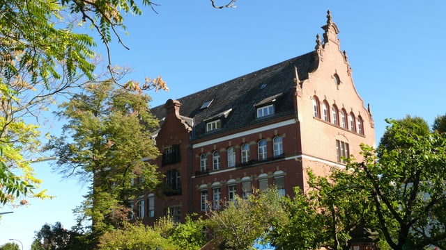Ansicht eines grossen Gebäudes aus Backstein. Ansicht eines grossen Gebäudes aus Backstein.