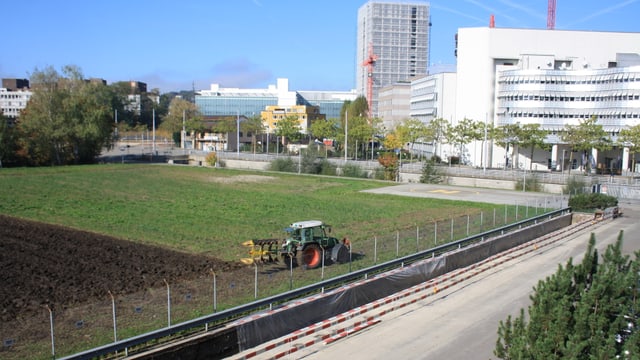 Am Samstag pflügte der Bauer den Acker vor dem Studio Leutschenbach. Am Samstag pflügte der Bauer den Acker vor dem Studio Leutschenbach.