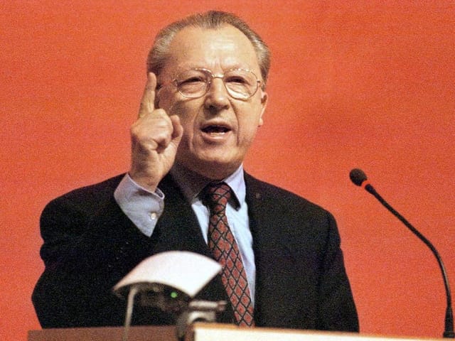 Jacques Delors an einem Rednerpult