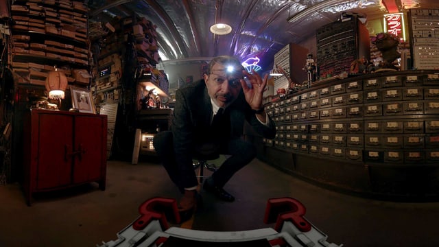 EIn Mann in der Hocke mit Stirnlampe schaut dem Betrachter in die Augen. EIn Mann in der Hocke mit Stirnlampe schaut dem Betrachter in die Augen.