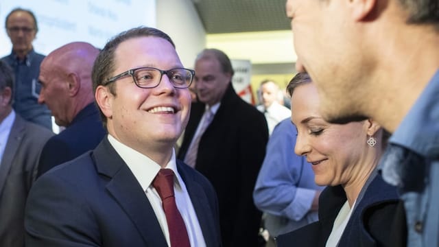 Der Zürcher SVP-Präsident patrick Walder nimmt Gratulationen von Partei-Kollegen entgegen. Der Zürcher SVP-Präsident patrick Walder nimmt Gratulationen von Partei-Kollegen entgegen.