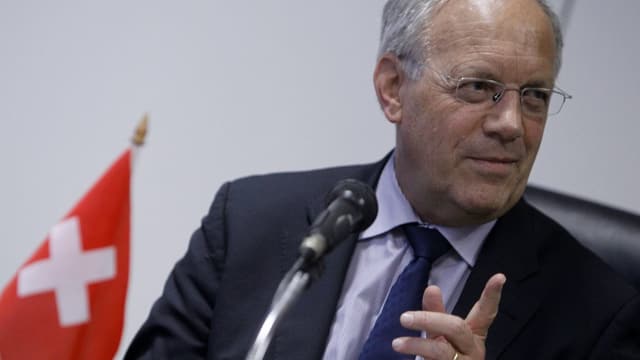 Johann Schneider-Ammann neben einer kleinen Schweizer Fahne Johann Schneider-Ammann neben einer kleinen Schweizer Fahne
