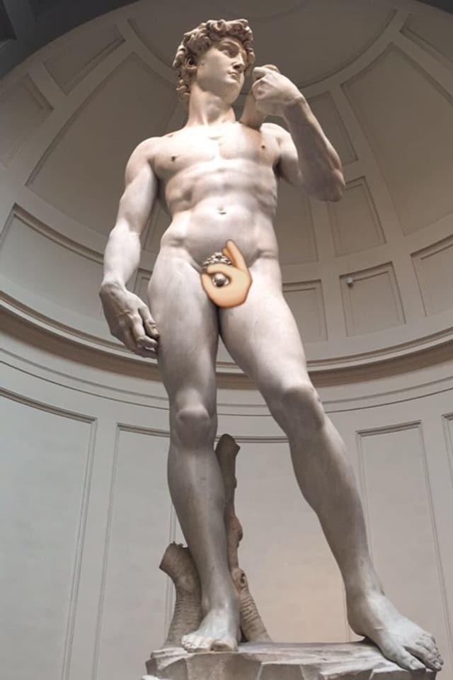 Ein Emoji umrahmt das Geschlechtsteil von Michelangelos David. Ein Emoji umrahmt das Geschlechtsteil von Michelangelos David.