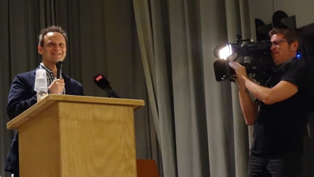 Stefan Engler durant ses referat davart ils animals da rapina en Svizra. Stefan Engler durant ses referat davart ils animals da rapina en Svizra.