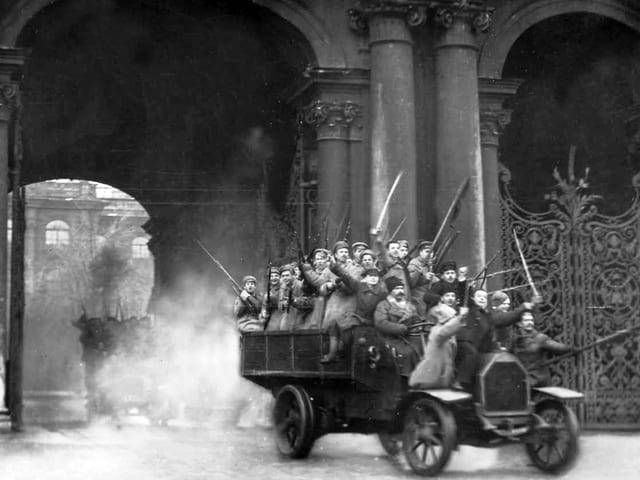 Die siegreichen Revolutionäre kehren aus dem Winterpalast zurück. Die siegreichen Revolutionäre kehren aus dem Winterpalast zurück.