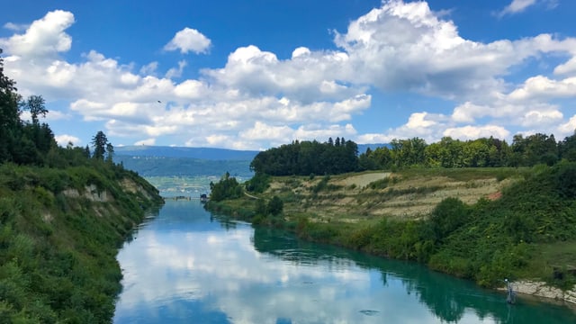 Ruhige Aare, dahinter Quellwolken über den Jurahöhen. Ruhige Aare, dahinter Quellwolken über den Jurahöhen.