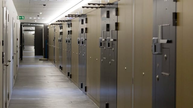 Bick in einen Gang der Strafanstalt Lenzburg auf verriegelte Türen. Bick in einen Gang der Strafanstalt Lenzburg auf verriegelte Türen.