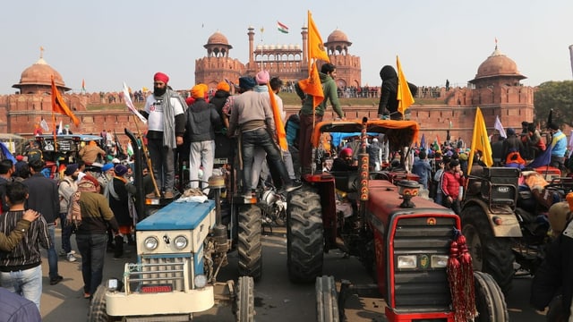 Indische Bauern belagern das Red Fort in Dehli. Die indische Regierung vergleicht dies mit dem Sturm aufs Kapitol in Washington. Indische Bauern belagern das Red Fort in Dehli. Die indische Regierung vergleicht dies mit dem Sturm aufs Kapitol in Washington.