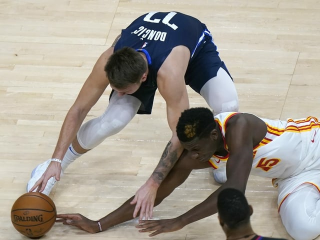 Lunka Doncic luchst Clint Capela den Ball ab. Lunka Doncic luchst Clint Capela den Ball ab.
