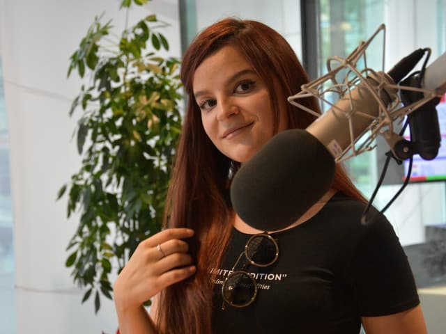 Arbelina Maralushaj en il studio dal radio rumantsch. Arbelina Maralushaj en il studio dal radio rumantsch.