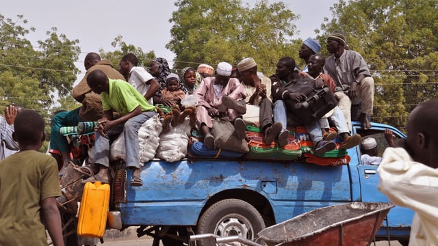 Nigerianer auf einem Pickup Nigerianer auf einem Pickup