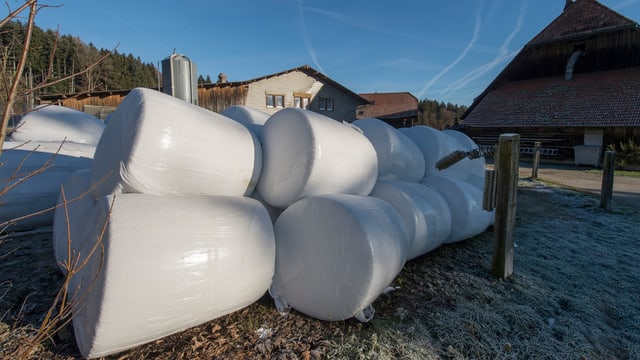 Haufen mit Siloballen Haufen mit Siloballen