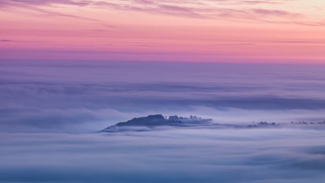 Blick auf das Nebelmeer. Einzelne Hügel ragen als Inseln aus dem Nebelmeer. Blick auf das Nebelmeer. Einzelne Hügel ragen als Inseln aus dem Nebelmeer.