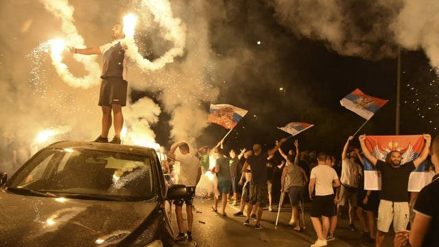 Montenegros pro serbische und russische Opposition feiert auf der Strasse nach Bekanntgabe erster Resultate. Montenegros pro serbische und russische Opposition feiert auf der Strasse nach Bekanntgabe erster Resultate.