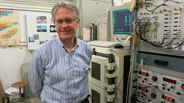 Thomas Stocker vor dem Oeschger-Zähler. Thomas Stocker vor dem Oeschger-Zähler.