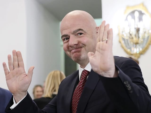 Gianni Infantino grüsst mit beiden Händen in die Kamera. Gianni Infantino grüsst mit beiden Händen in die Kamera.