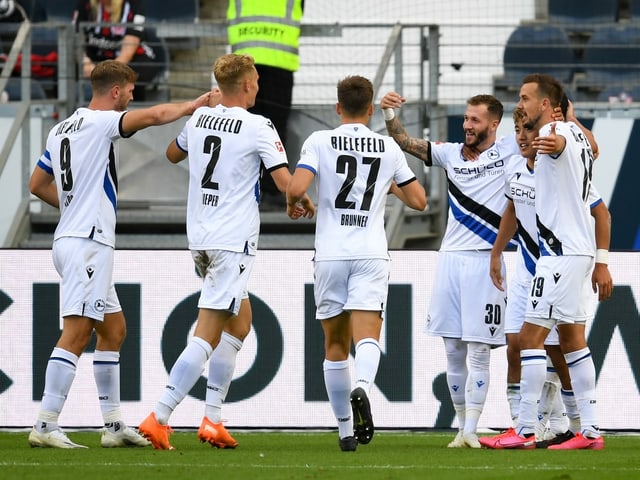 Aufsteiger Arminia Bielefeld glückt der Bundesliga-Auftakt in Frankfurt (1:1). Zu den 13 Bundesliga-Debütanten gehört auch der Schweizer Cédric Brunner.