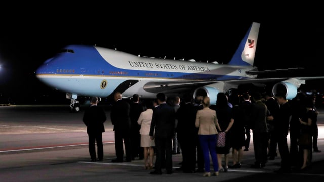 Air Force One steht auf einem Rollfeld. Air Force One steht auf einem Rollfeld.