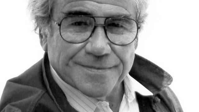 Ein älterer Herr mit Brille, lächelnd. Ein älterer Herr mit Brille, lächelnd.