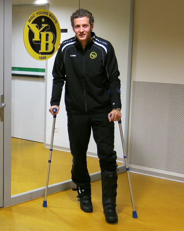 Marco Wölfli mit Krücken. Marco Wölfli mit Krücken.
